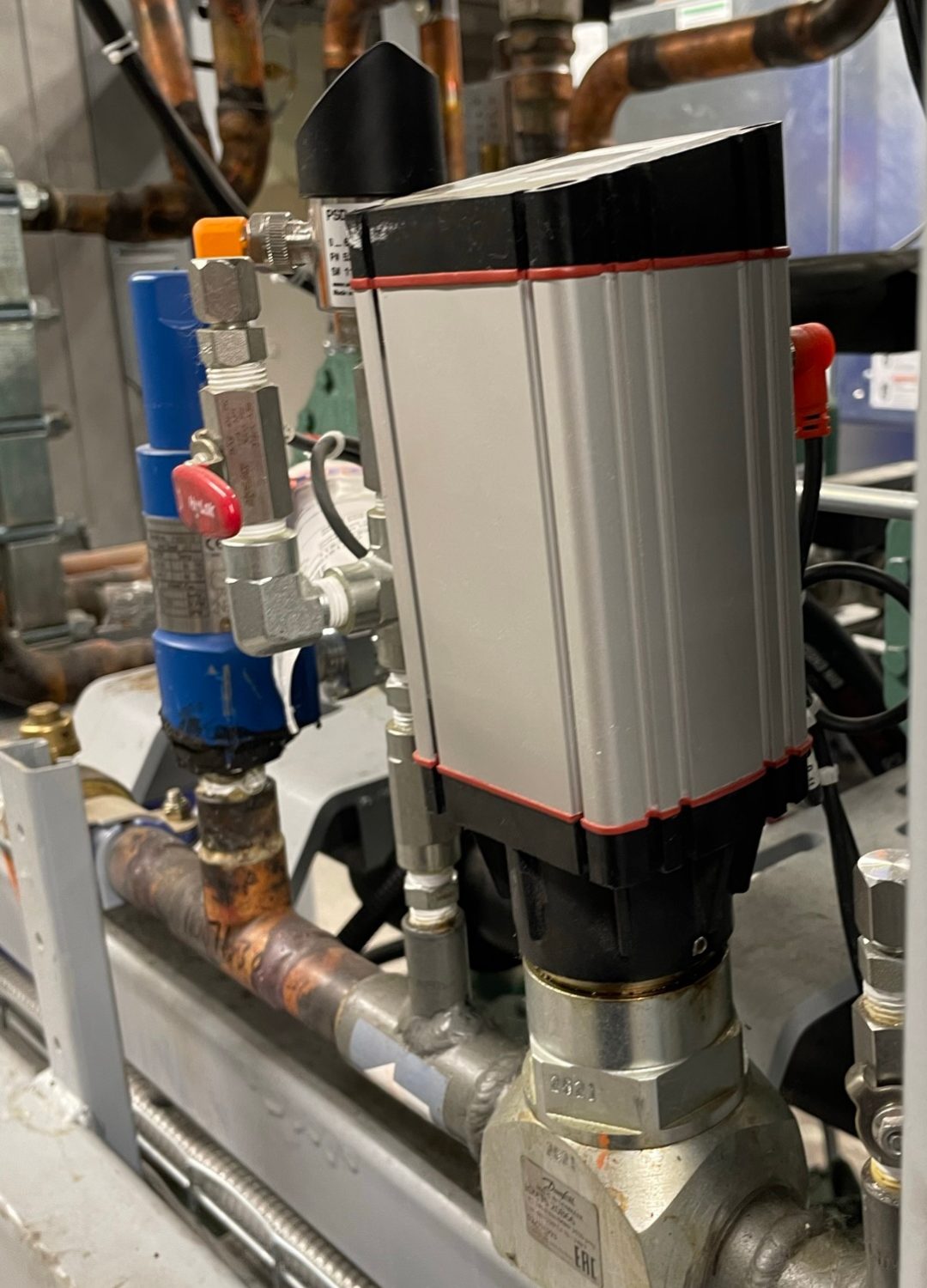 Illustration showing defrost process in CO2 refrigeration system